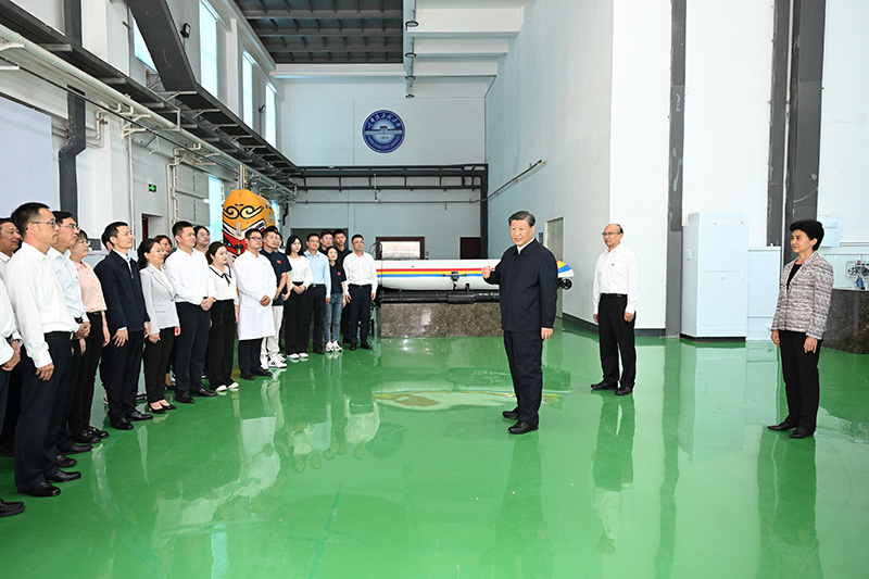 9月6日至8日，中共中央总书记、国度主席、中央军委主席习近平在黑龙江调查。这是7日上午，习近平在哈尔滨工程大学调查时，同师生代表亲切互换。