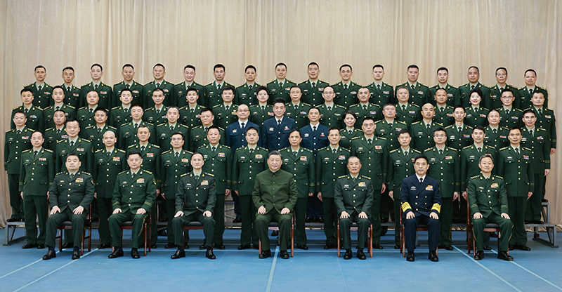 11月29日，中共中央总书记、国度主席、中央军委主席习近平到武警海警总队东海海区指挥部视察。这是习近平亲切接见东海海区指挥部有关同道，同各人合影留想。